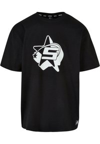 Sort bomulds T-shirt med et stort hvidt stjernesymbol, der har bogstavet 'S' og et swoosh-design. Kortærmede og klassisk rund halsudskæring.