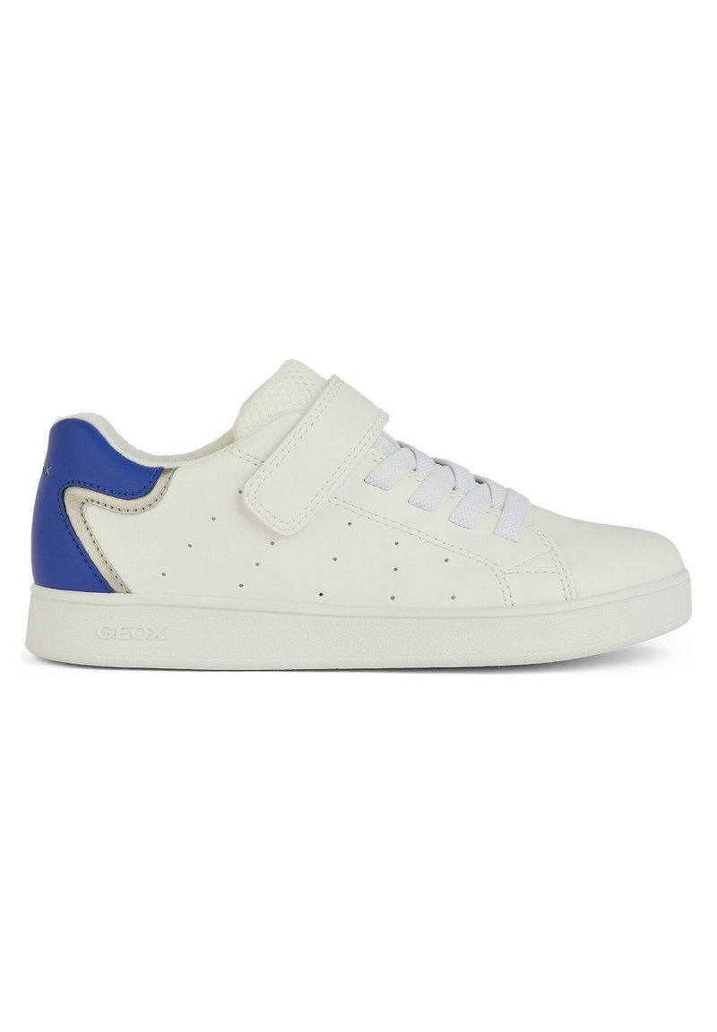 Zapatillas deportivas de cuero blancas con acento azul en el talón, correa de Velcro y cordones, diseño perforado en los lados y suela texturada para agarre.