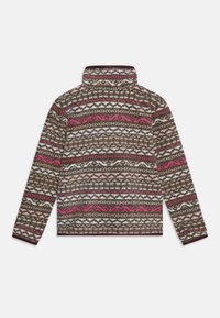 Pullover in pile marrone con colletto alto, caratterizzato da un motivo geometrico in rosa, bianco e marrone scuro. Maniche lunghe con polsini a coste.