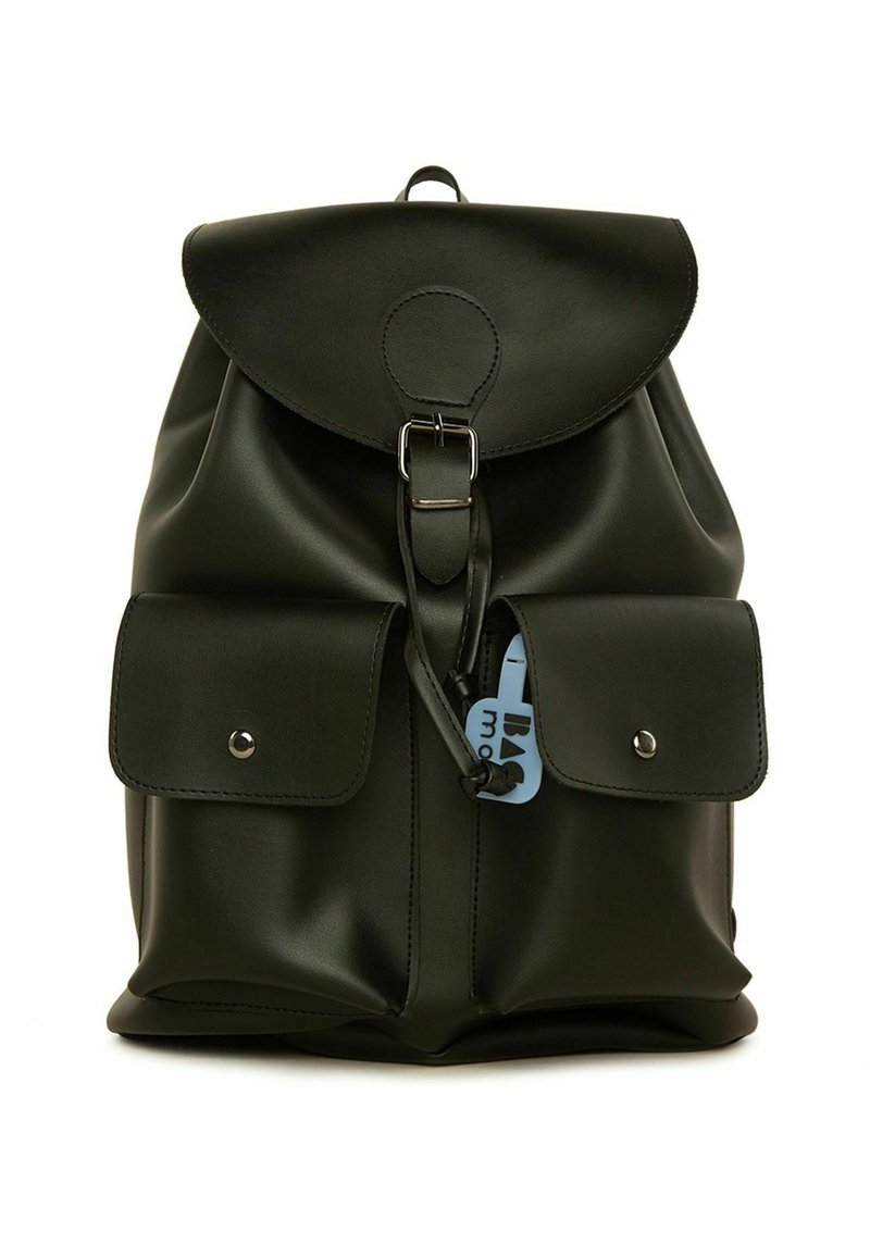 Sac à dos en simili cuir noir avec un rabat rond, une boucle en métal argenté, deux poches avant et une étiquette bleue. Texture lisse avec des détails de design minimaux.