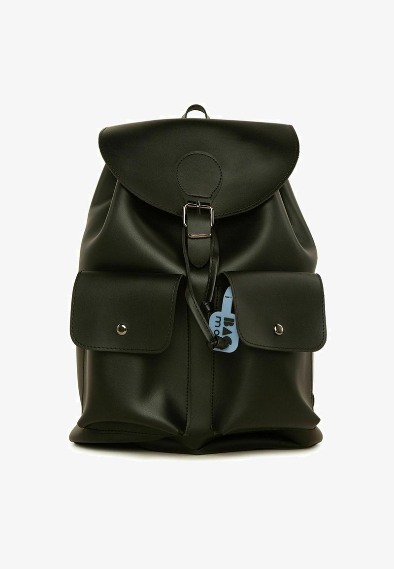 Must mustriga mustkott, millel on ümmargune kaas, hõbedane lukustus, kaks esikoti taskut ja sinine silt. Sile tekstuur ja minimaalsed disainielemendid.