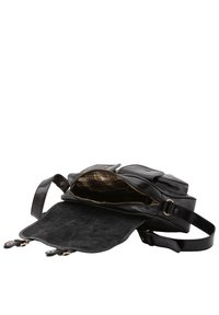 Borsa in pelle nera con flap in scamosciato testurizzato, compartimento principale con zip e motivo a scacchi interno. Dotata di tracolla regolabile e dettagli metallici.