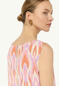 Ärmelloses Kleid mit einem abstrakten Muster in Pink, Orange und Lavendel. Mit Reißverschluss auf der Rückseite und aus weichem Material mit glatter Textur.