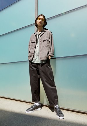 BLAZER LOW - Trainers - black/white-gum brown-orange