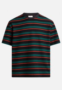 Camiseta negra de manga corta con rayas horizontales en verde y rojo. Cuello redondo acanalado, ajuste relajado y textura suave.