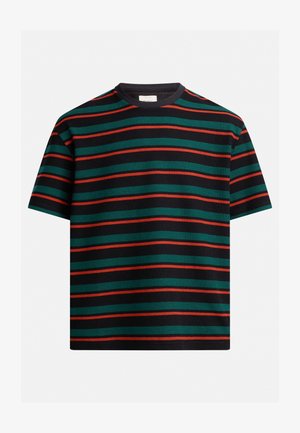 Sort kortærmet t-shirt med vandrette striber i grøn og rød. Ribbet rund halsudskæring, afslappet pasform og blød struktur.