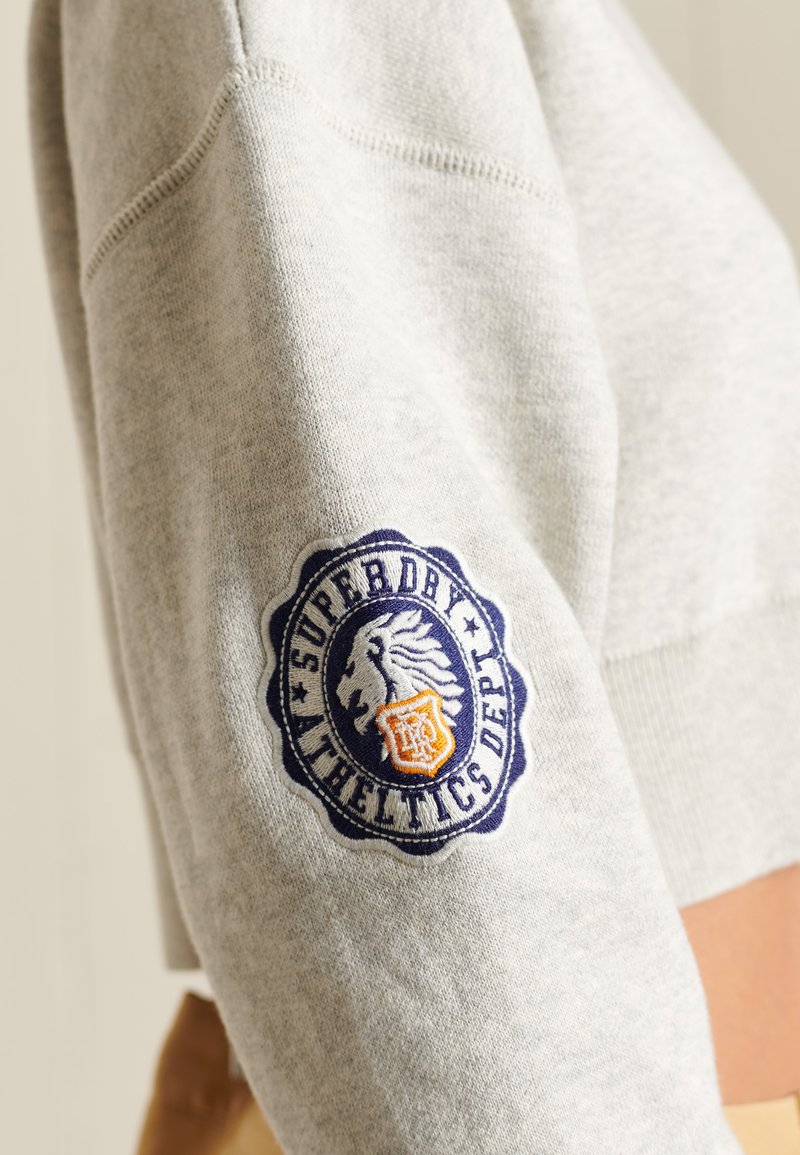 Damen Strickjacken | Superdry VARSITY Strickpullover athletic grey marl/grau - ZJ73813 Damen Strickjacken | Superdry VARSITY Strickpullover athletic grey marl/grau - ZJ73813
