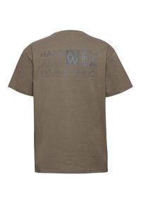 Olivgrön bomull t-shirt med en stor grafisk tryck på ryggen, med olika textelement och en enkel design. Korta ärmar.