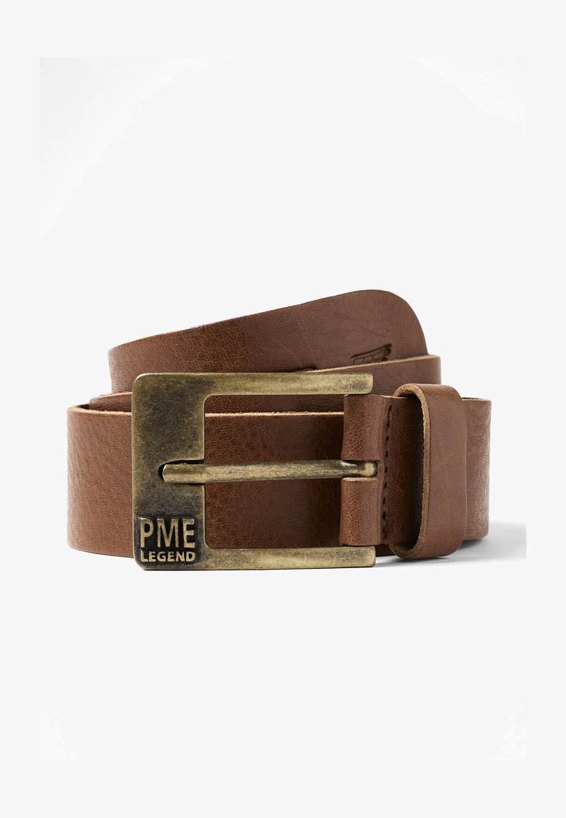 Ceinture en cuir marron enroulée avec une boucle rectangulaire en laiton vieilli gravée "PME LEGEND" sur fond blanc.