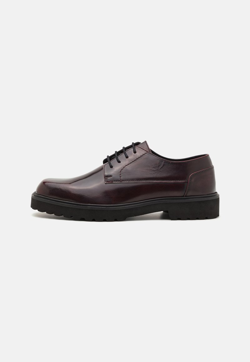 Scarpe eleganti in pelle bordeaux con finitura liscia, design allacciato, colletto imbottito e suola in gomma nera testurizzata per aderenza e durata.