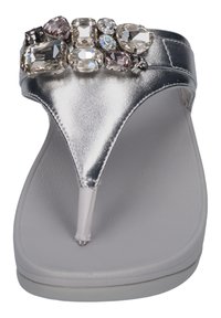 Zilveren teenslippers met een gewatteerde zool en grote verscheidenheid aan heldere en lichtroze strassstenen op de band.