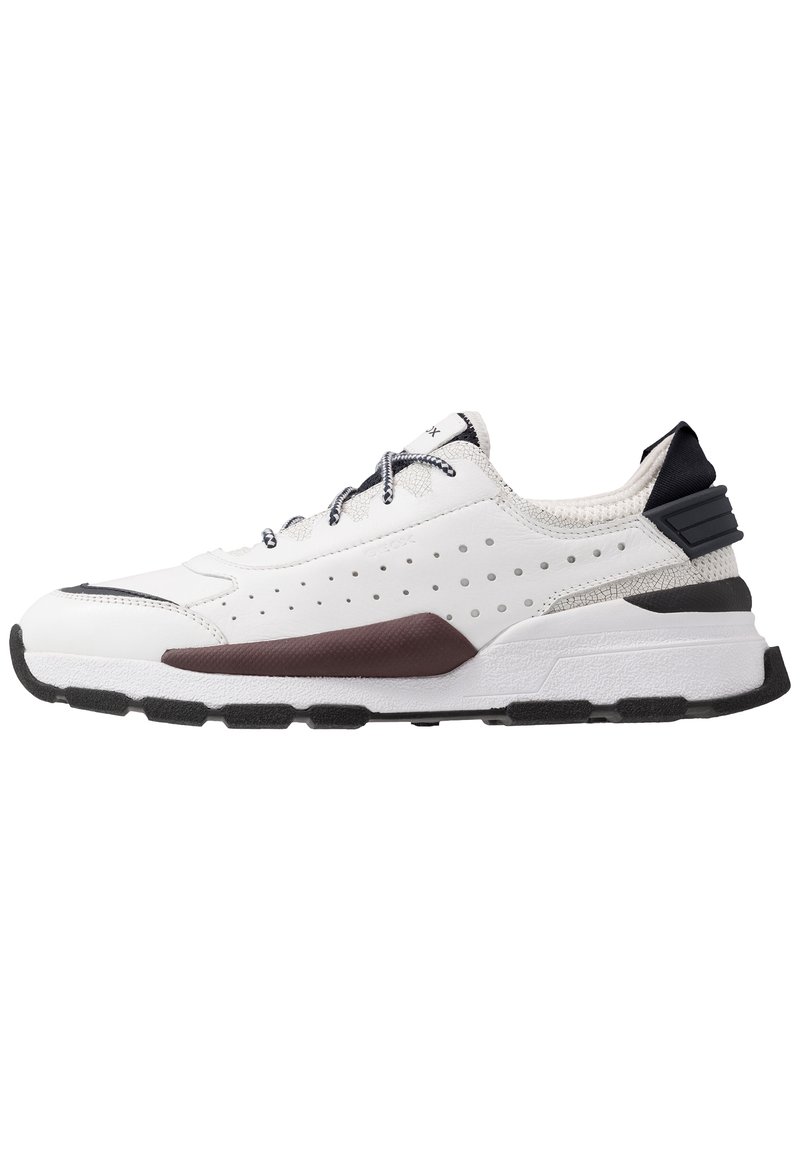 Scarpa da atletica bianca con design perforato, pannello laterale bordeaux a contrasto, suola in gomma testurizzata e dettagli neri sul tallone e sulla linguetta.