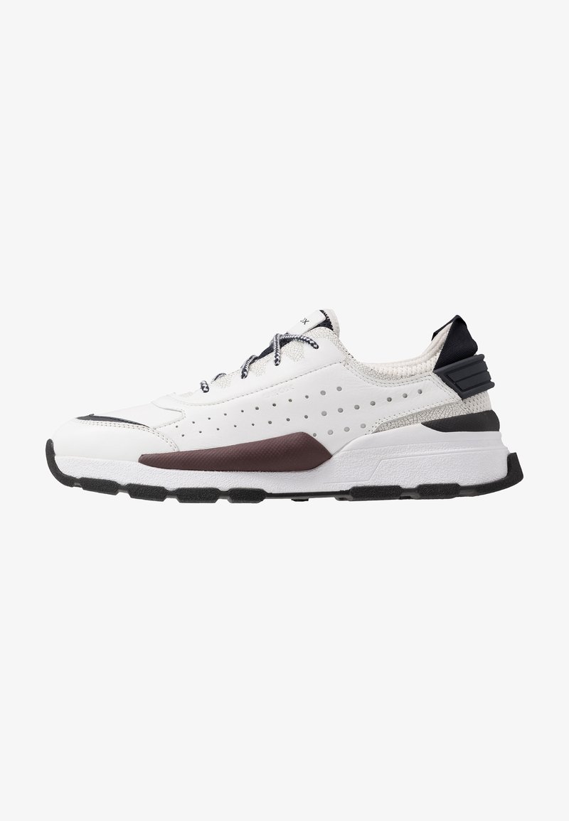 Scarpa da atletica bianca con design perforato, pannello laterale bordeaux a contrasto, suola in gomma testurizzata e dettagli neri sul tallone e sulla linguetta.