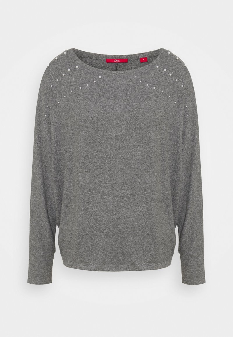 Pull gris à manches longues avec encolure ronde et petites décorations en perles le long des épaules et de la partie supérieure de la poitrine.