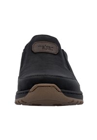 Schwarzer Slipper mit Gummisohle, glattem Lederoberteil und braunem Akzentpatch mit der Aufschrift 'rieker seit 1874'. Mit genähten Details.