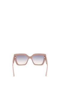 Gafas de sol cuadradas con un marco translúcido en un suave color rosa, lentes degradados que transicionan de claro a oscuro y brazos delgados.