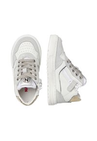 Bílé tenisky s šedými semišovými akcenty, perforovanou špičkou a texturovanými tkaničkami. Mají boční zip, polstrovaný límec a vzorovanou gumovou podrážku.