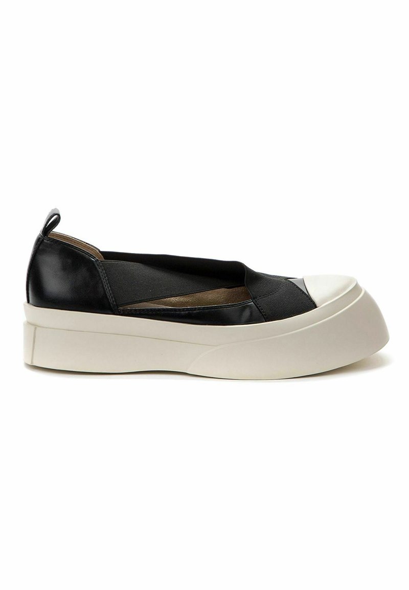 Chaussure noire à enfiler avec semelle blanche épaisse et embout arrondi blanc, brides élastiques croisées et languette au talon.