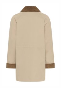 Beżowa kurtka wierzchnia z kołnierzem ze sztruksu, długimi rękawami i prostym krojem. Gładka faktura, minimalne przeszycia, brak widocznych elementów metalowych.