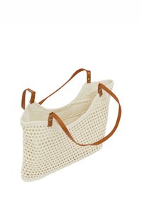 Geweven crèmekleurige tote bag met tan leren handvaten, met een open bovenkant en een binnenvak, die een gridachtig patroon en een gladde textuur laat zien.