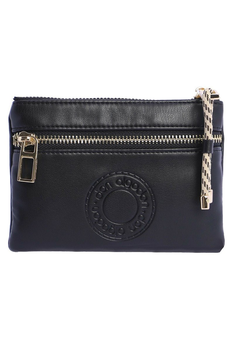 Funda de cuero negro con cremallera dorada, logotipo circular grabado y una correa con patrón. Textura suave y forma rectangular.