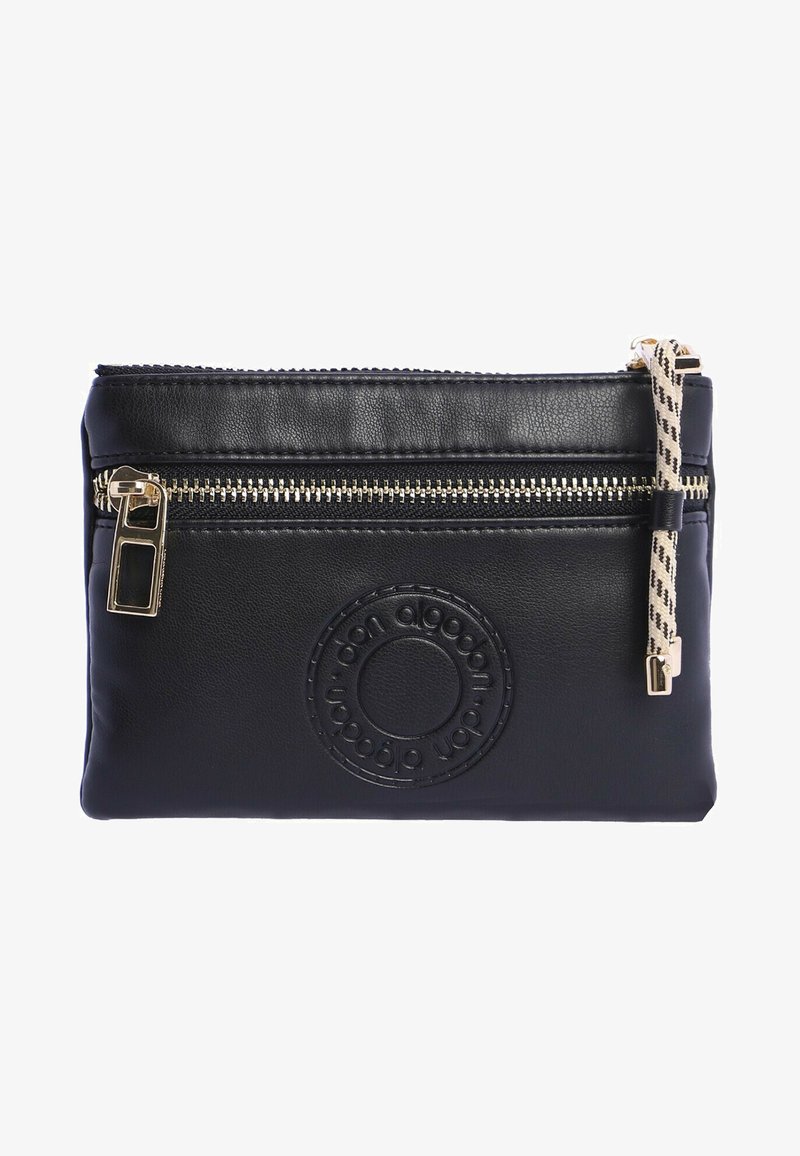 Funda de cuero negro con cremallera dorada, logotipo circular grabado y una correa con patrón. Textura suave y forma rectangular.