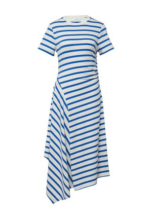 Robe blanche asymétrique à manches courtes avec des rayures diagonales bleues et un détail froncé sur un côté.