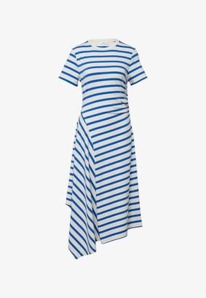 Biała asymetryczna sukienka z krótkimi rękawami, ozdobiona niebieskimi ukośnymi paskami i marszczeniem po jednej stronie.