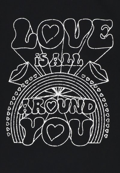 Tessuto nero con design tipografico bianco. Il testo recita "L'AMORE è TUTTO INTORNO A TE" con cuori e un arco simile a un arcobaleno.