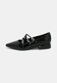 Scarpa piatta in pelle verniciata nera con punta affusolata, tre cinturini decorativi con dettagli metallici quadrati e tacco basso a blocco.