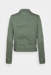 Chaqueta de mezclilla verde con un collar clásico, mangas largas y puños ajustables. La vista posterior muestra un diseño simple sin adornos adicionales.