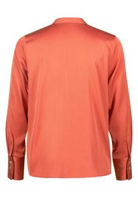 Chemise à manches longues en satin corail vif. Dotée d'un col classique et de poignets boutonnés. Texture lisse avec un design épuré et simple.