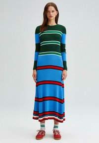 MULTICOLORED  STRIPED - Pletené šaty - striped