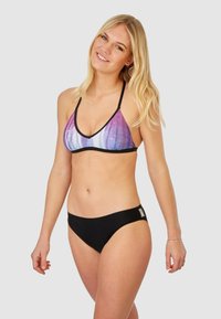 Top de bikini triangle en violet et noir, avec un design dégradé ; associé à un bas de bikini noir, au toucher lisse et avec des détails minimaux.