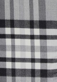 Tessuto a scacchi grigio e nero con accenti bianchi; presenta una texture finemente tessuta e strisce alternate larghe e strette in un motivo ripetitivo.
