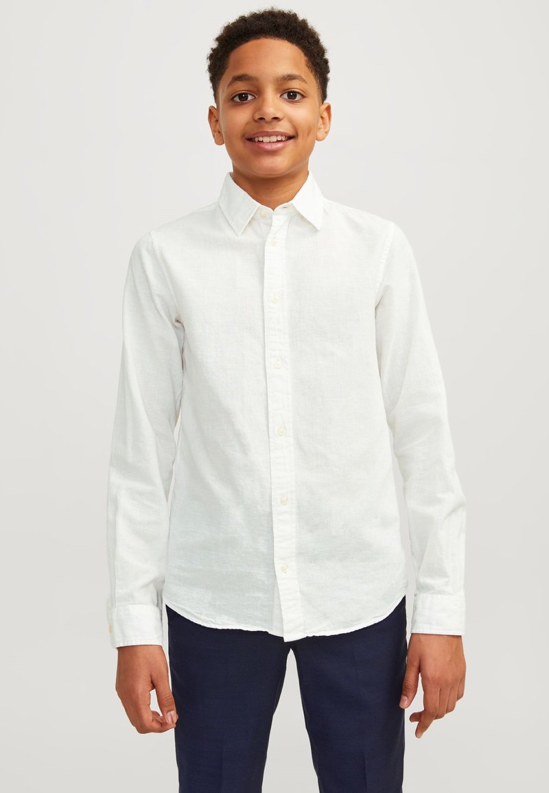 Camicia bianca a maniche lunghe con bottoni, realizzata in tessuto leggero, con colletto, orlo dritto e una sottile texture.