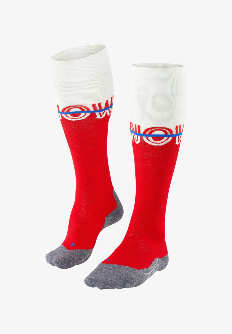Rote kniehohe Socken mit einem weißen oberen Rand, auf dem das Wort "JETZT" in Rot und Blau steht, graue verstärkte Zehen und Fersen, aus einem weichen Materialmix.