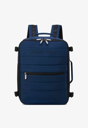 Mochila azul marino con textura acolchada, múltiples compartimentos, asa superior, correas ajustables y bolsillo con cremallera en la parte frontal. Fabricada en un tejido duradero.