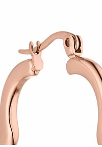 Ohrringe aus Roségold mit einem eleganten, geschwungenen Design. Verfügt über einen sicheren Verschlussmechanismus und eine glatte, polierte Oberfläche.