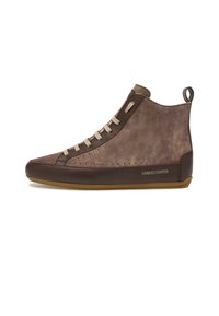 Sneaker alto marrone, realizzato in materiali scamosciati e in pelle, con lacci beige, dettagli laterali perforati, suola in gomma e linguetta sul tallone.