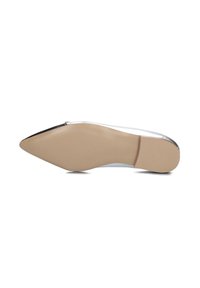 Transparante puntige schoen met een beige zool, gladde textuur en minimalistisch ontwerp. Heeft een lage hak en een smalle vorm.