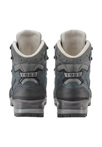 Due paia di scarponi da trekking grigi con una finitura opaca e texture, dotati di una fodera bianca, dettagli neri e un anello sul tallone contrassegnato "1923".