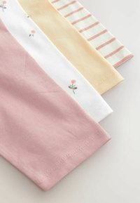 Vier stofstalen: rozenpink, wit met bloemenborduurwerk, lichtgeel en crème met roze strepen. Katoenen materiaal, gladde textuur.