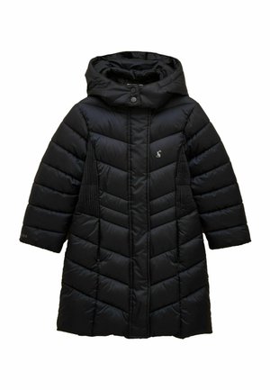 Čierny prešívaný dlhý zimný kabát s kapucňou, predným zipsom, bočnými vreckami a malým logom na hornej časti hrudníka.