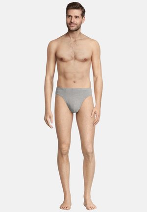 Graue Baumwollslips mit weichem Bund, körpernaher Passform, glatter Textur und minimalistischen Stil, präsentiert an einem stehenden männlichen Modell.