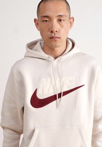 Nike Sportswear M NK CLUB BB PO CHNL FTRA - Luvtröja - orewood