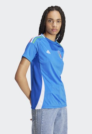Blå kortärmad fotbollsjersey med mesh-textur, med Italiens emblem och färgglada ränder på axlarna. Vita sidopaneler ingår.