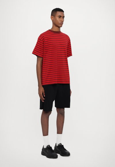 Noon Goons WOBBLE STRIPE UNISEX - Marškinėliai su spaudiniu - red/burgundy