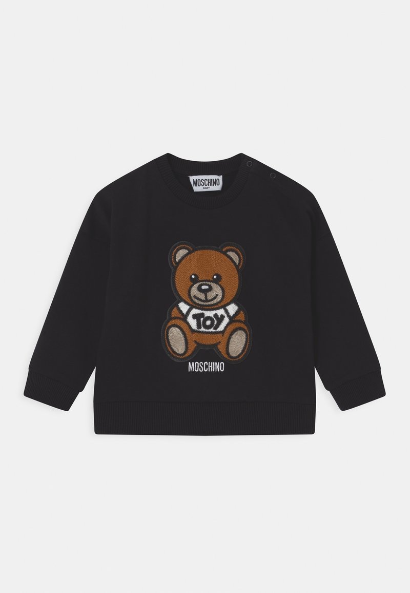 Pull noir pour bébé avec un ours en peluche marron portant un t-shirt blanc marqué "TOY" et le texte "MOSCHINO" en dessous de l'ours.