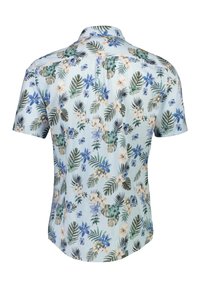 Camicia a maniche corte in tessuto azzurro chiaro, con un motivo floreale e foglioso multicolore, dotata di orlo curvo e colletto.